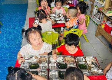NHỮNG BỮA CƠM HỒNG – KHỞI ĐỘNG MÙA HÈ ĐẦY NĂNG LƯỢNG CHO TRẺ EM VÙNG CAO