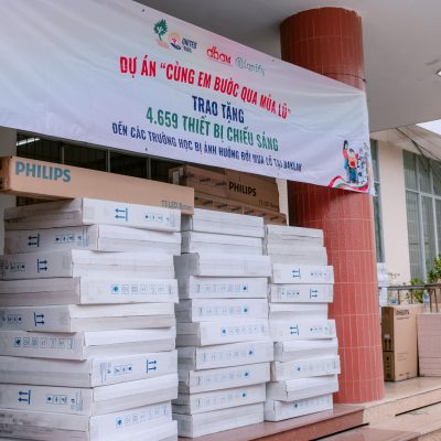 Sau mưa lũ, trường lớp sáng đèn trở lại: Hỗ trợ hơn 8.900 thiết bị điện cho 94 trường tại Đắk Lắk và Khánh Hòa