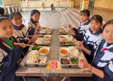 Duy trì bữa ăn bán trú, tiếp sức học sinh tại THCS Thị trấn Thạch Giám sau thiên tai