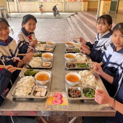 Duy trì bữa ăn bán trú, tiếp sức học sinh tại THCS Thị trấn Thạch Giám sau thiên tai