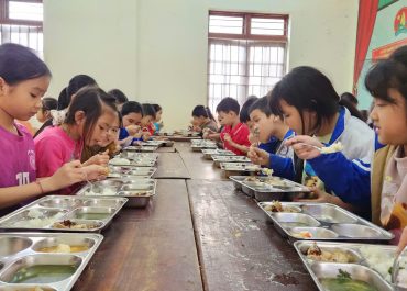 Duy trì bữa ăn bán trú, mang mùa xuân ấm áp đến học sinh Trường Tiểu học Vạn Thiện