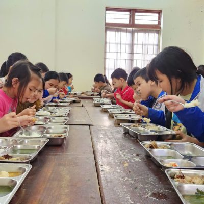 Duy trì bữa ăn bán trú, mang mùa xuân ấm áp đến học sinh Trường Tiểu học Vạn Thiện