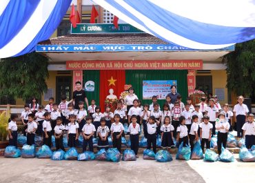 Trao tặng 291 phần quà hỗ trợ cho các em học sinh khó khăn tại Sông Hinh, Daklak
