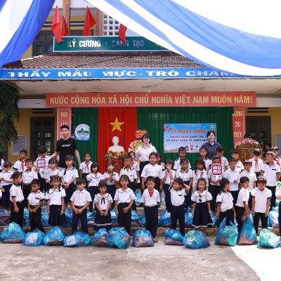 Trao tặng 291 phần quà hỗ trợ cho các em học sinh khó khăn tại Sông Hinh, Daklak